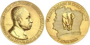 1960,ELFENBEINKÜSTE. Republik seit 1960. Goldmedaille 1961. Auf den ersten Jahrestag der Unabhängigkeit am 7. August. Stempel von M. Delannoy. Büste des Präsidenten Félix Houphouet Boigny nach re ...