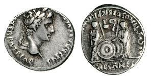 AUGUSTO (27 a.C.-14 d.C.) Denario. D/ Testa laureata R/ Caio e Lucio stanti con lance e scudi; tra di loro aspersorio e simpulo. Coh. 43 Tredici 51 Ag g 3,75 • Patinata BB+