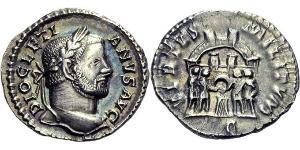 Sélection du BAS-EMPIRE ROMAIN. DIOCLÉTIEN (284-305). Argenteus de la 2ème émission, Trêves 295-297. A/. Buste barbu et lauré à droite. R/. VIRTVS MILITVM. Les tétrarques sacrifiant devant une en ...