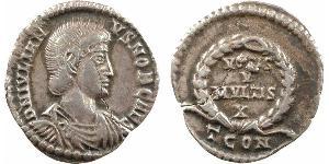 Julien II César, silique, Arles, 355-361 A/D N IVLIAN-VS NOB CAES. Buste, tête nue, à droite, drapé et cuirassé, vu de trois quarts en avant. R/VOTIS/ V/ MVLTIS/ X/ [TCON]. En quatre lignes dans  ...